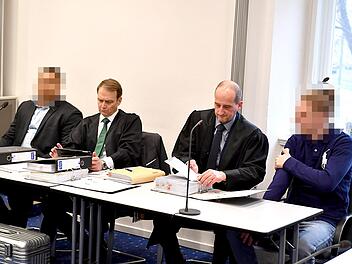 Die  Angeklagten (links) und (rechts) mit ihren Bamberger Verteidigern  Jochen Kaller (Zweiter von links) und Oliver Teichmann.  Foto: Ronald Rinklef