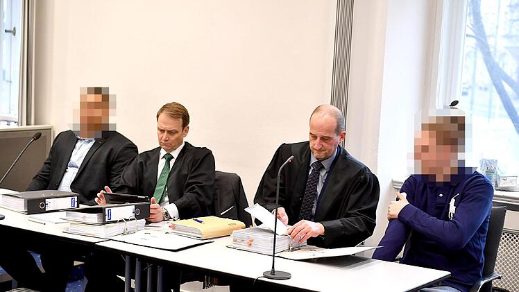 Die  Angeklagten (links) und (rechts) mit ihren Bamberger Verteidigern  Jochen Kaller (Zweiter von links) und Oliver Teichmann.  Foto: Ronald Rinklef
