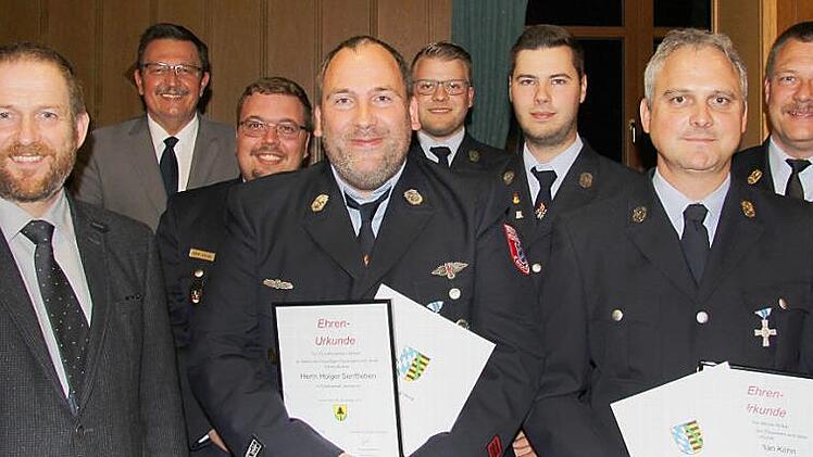 Ehrungen bei der Feuerwehr Zeickhorn (von links): Rainer Mattern, Jürgen Wittmann, Jannic Christ, Holger Senftleben, Vorsitzender Alexander Wißmann, stellvertretender Kommandant und Jugendwart Christian Engel, Christian Köhn und Christian Boßecker  Foto: Alexandra Kemnitzer