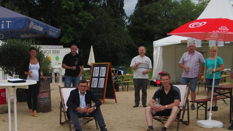 "Kein massiver Eingriff und umweltverträglich", urteilte Bürgermeister Armin Warmuth (links sitzend), der Marcus Beran (rechts sitzend) für seine Initiative in der veranstaltungsarmen Zeit dankte. Foto: Winfried Ehling