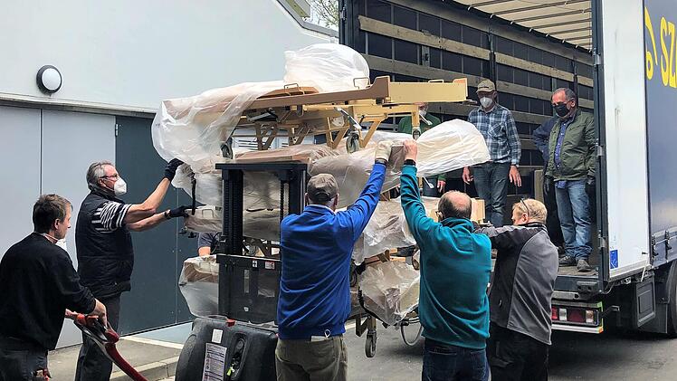 Mit einem Hubwagen wurden die gespendeten Betten in den Lastwagen verladen.