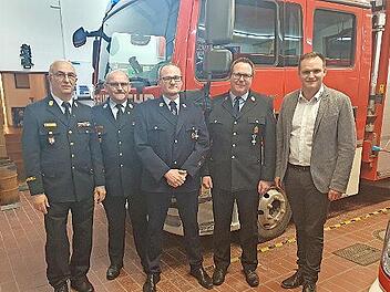 Von links: Kreisbrandinspektor Ronald Geis, Kreisbrandmeister Holger Ullrich, Kommandant der Freiwilligen Feuerwehr Rottershausen Alexander Herrlein, Vorsitzender Bastian Werner und Bürgermeister Nico Rogge