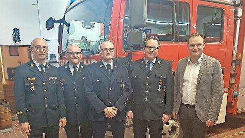 Von links: Kreisbrandinspektor Ronald Geis, Kreisbrandmeister Holger Ullrich, Kommandant der Freiwilligen Feuerwehr Rottershausen Alexander Herrlein, Vorsitzender Bastian Werner und Bürgermeister Nico Rogge