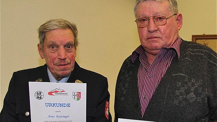 Arno Kerzinger (links) und Peter Becker werden für 50-jährige Mitgliedschaft geehrt.