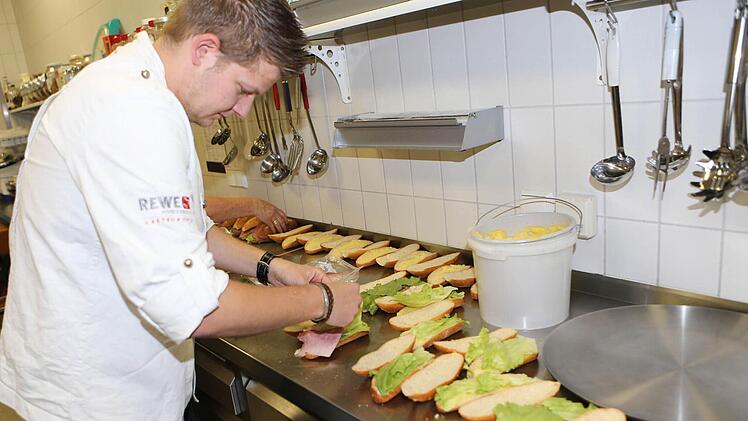 Koch Christian Struckmeier belegt die Br&ouml;tchen.