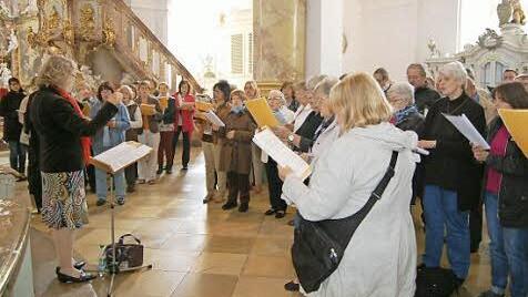 Der Chor des Dekanats Coburg umrahmte den Gottesdienst musikalisch.  Foto: Andreas Welz