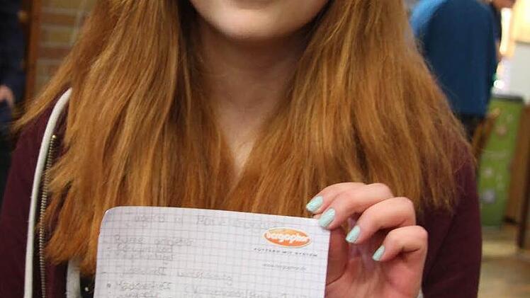 Adelina Berbati (14), die die Carl-von-Linde-Realschule in Kulmbach besucht, hat sich schon im Vorfeld der Zukunftswerkstatt Gedanken gemacht und hat ihre Ideen auf einem Zettel zusammengeschrieben. Sie findet den Jugendtreff zu langweilig, wünscht sich eine Dorfdisco.  Foto: Sonja Adam