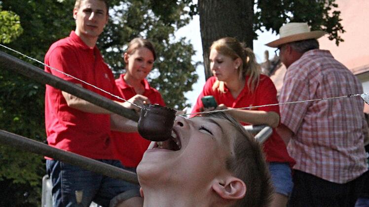 Hoch hingen die "süßen Früchte", die ohne Zuhilfenahme von Händen geschnappt werden mussten.