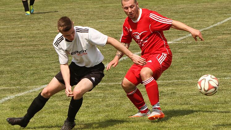 Duell um den Ball zwischen dem Untersteinbacher Patrick Neeb (links) und dem Gästespieler Sebastian Stadelmann.