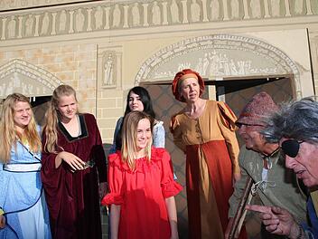 Auf der Bühne in Popppenlauer laufen derzeit täglich Proben für den "Glöckner von Notre Dame". Fotos: Heike Beudert