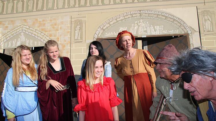 Auf der Bühne in Popppenlauer laufen derzeit täglich Proben für den "Glöckner von Notre Dame". Fotos: Heike Beudert