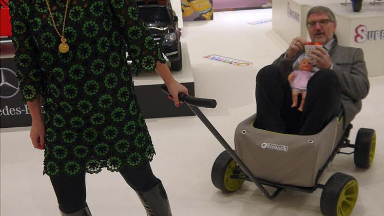 Hält selbst einen Landrat aus. Beatrice Schur zieht Michael Busch durch den Hauck-Stand. Foto: Berthold Köhler