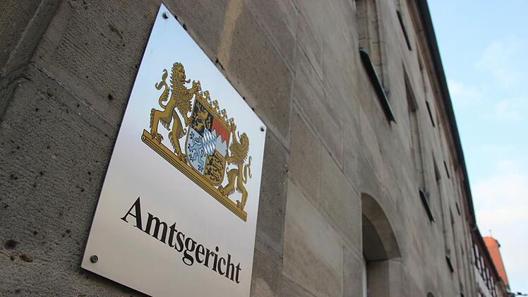 Weil er bei einer Zeugenaussage bei der Polizei einen Ring mit Hakenkreuz trug, musste sich ein 65-jähriger Lichtenfelser vor dem Amtsgericht verantworten. Foto: Archiv