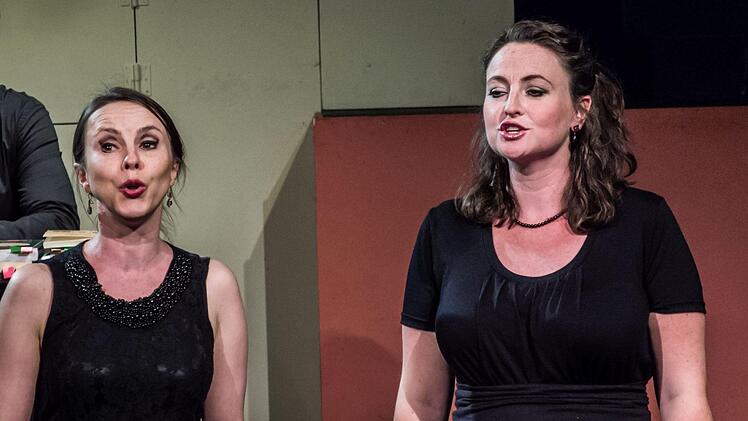 Impressionen vom Schumann-Liederabend in der Coburger Reithalle: Luise Hecht (links) und Stefanie Ernst.Foto:Jochen Berger