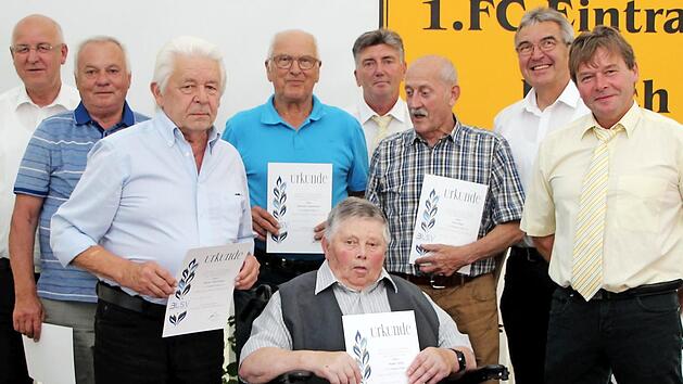 Ehrung der Mitglieder f&uuml;r 60-j&auml;hrige Vereinszugeh&ouml;rigkeit, stehend v. l.: B&uuml;rgermeister Homann, Matth&auml;us Linz, Werner Fleischmann, Raimund Fleischmann, Zweiter Vorsitzender Manfred Werthmann, Karl Nagel, stv. BLSV-Kreisvorsitzender Franz Will, Erster Vorsitzender Michael Wichert, vorne: Walter Str&auml;tz Foto: p