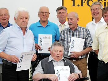 Ehrung der Mitglieder für 60-jährige Vereinszugehörigkeit, stehend v. l.: Bürgermeister Homann, Matthäus Linz, Werner Fleischmann, Raimund Fleischmann, Zweiter Vorsitzender Manfred Werthmann, Karl Nagel, stv. BLSV-Kreisvorsitzender Franz Will, Erster Vorsitzender Michael Wichert, vorne: Walter Strätz Foto: p