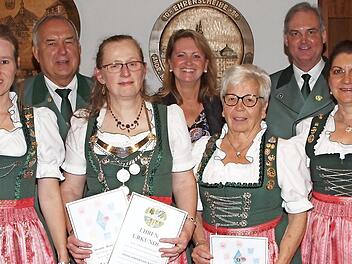 Schützenmeister Erwin Kalb, Zweite Bürgermeisterin Sabine Rießner und 3. Schützenmeister Hans-Georg Rießner (hinten von links) mit 1. Ritterin Heidi Vieweg, Königin Ursula Osterlänger, 2. Ritterin Elke Jäkel sowie Damenleiterin Michaela Brandmeier (vorne von links) Foto: Thieret