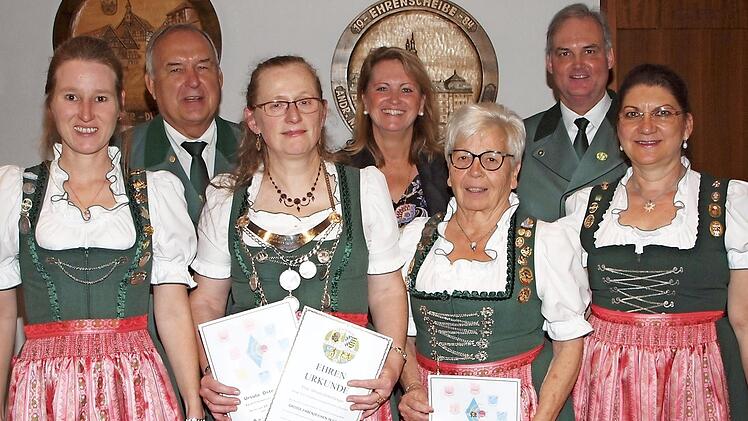 Schützenmeister Erwin Kalb, Zweite Bürgermeisterin Sabine Rießner und 3. Schützenmeister Hans-Georg Rießner (hinten von links) mit 1. Ritterin Heidi Vieweg, Königin Ursula Osterlänger, 2. Ritterin Elke Jäkel sowie Damenleiterin Michaela Brandmeier (vorne von links) Foto: Thieret
