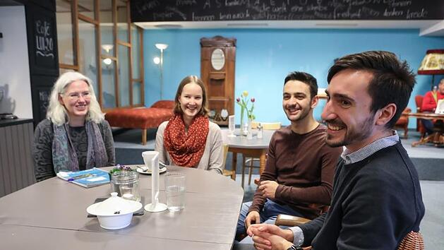 Julia Winkler (Zweite von links) und Phillip Lang (rechts) sind Paten von Mohamed Alyousef (dazwischen) -    Koordinatorin Andrea Seibt (links) von "Freund statt fremd" w&auml;re froh, wenn sich noch mehr Freiwillige  melden, die Fl&uuml;chtlinge unterst&uuml;tzen  k&ouml;nnen.   Foto: Barbara Herbst