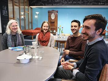 Julia Winkler (Zweite von links) und Phillip Lang (rechts) sind Paten von Mohamed Alyousef (dazwischen) -    Koordinatorin Andrea Seibt (links) von "Freund statt fremd" wäre froh, wenn sich noch mehr Freiwillige  melden, die Flüchtlinge unterstützen  können.   Foto: Barbara Herbst