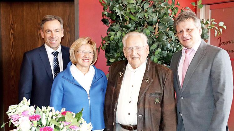 Landrat Alexander Tritthart, Dritte Bürgermeisterin Renate Engelhardt, Jubilar Franz Wellein und Bürgermeister Norbert Walter Foto: Johanna Blum