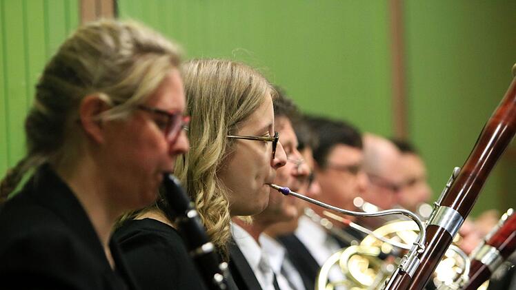 Viel Beifall gab es in Neustadt für die Uraufführung der 2. Sinfonie des in Ahorn lebenden Komponisten Gerhard Deutschmann. Umjubelte Solistin beim Konzert der Musikfreunde unter Leitung von Hans Stähli war die Cellistin  Hanna Pyrozhkova.Foto: Jochen Berger