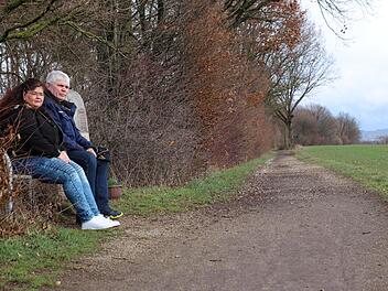 Blick in die Ferne: Andrea Leicht und Ottmar Völlner sitzen auf der Bank neben einem Gedenkstein für verstorbene Mitglieder, den der Verein aufgestellt hat. An guten Tagen können die beiden von hier aus bis nach Nürnberg sehen.Fotos: Yannick Hupfer