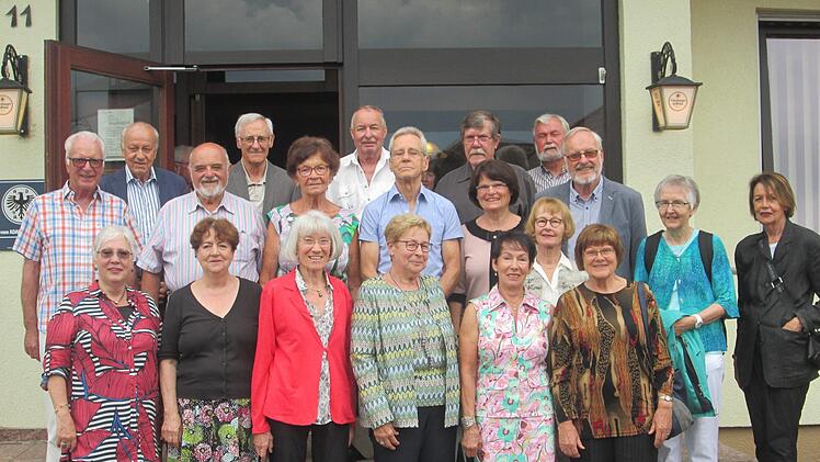 Die Abiturienten von 1964 fanden sich in Hammelburg ein. Das Treffen organisierte Jürgen Scheurung (links).  Foto: Winfried Ehling