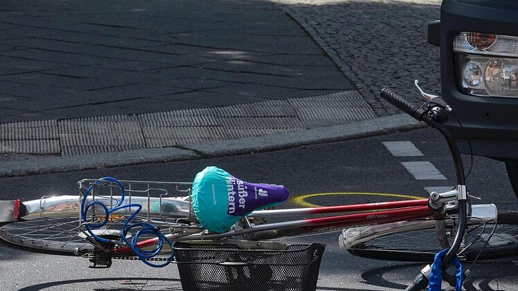Ein alkoholisierter Fahrradfahrer besch&auml;digte ein haltendes Auto. der Besitzer nahm die Verfolgung auf. Symbolfoto: Paul Zinken/dpa