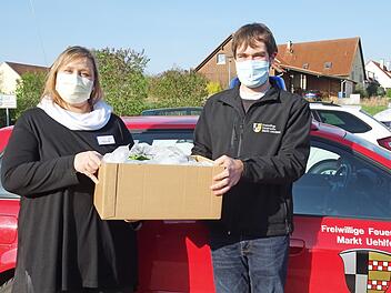 Tobias Baum übergab die Masken an Karin Finster. Foto: Vitanas