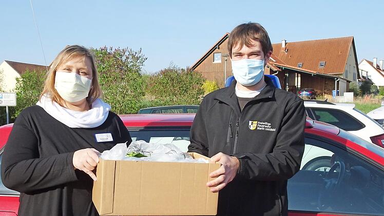 Tobias Baum übergab die Masken an Karin Finster. Foto: Vitanas