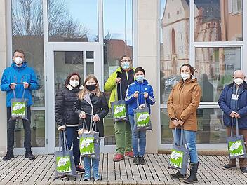 Die Gewinner der Fotoaktion "Ich lass‘ die Kohle im Dorf!" der Gemeinde-Allianz Hofheimer Land mit ihren Einkaufstaschen voller regionaler Produkte