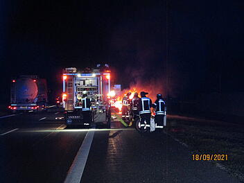 Brand A6 Ansbach: Auto brennt während Fahrt