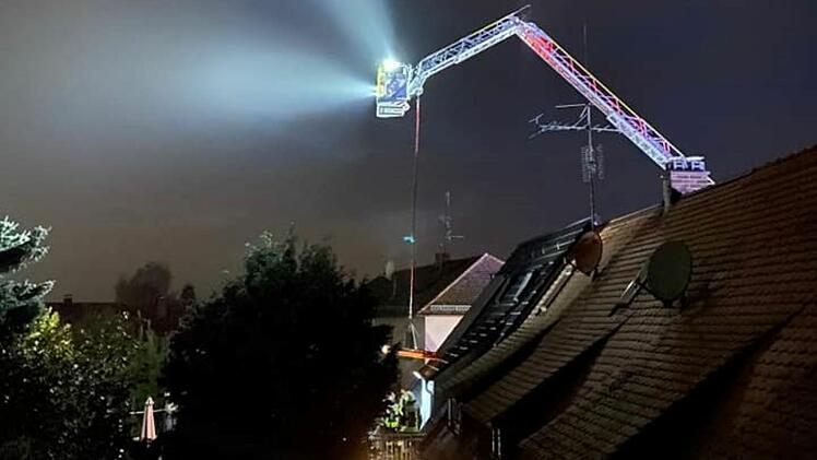 Gruppenübung der Freiwilligen Feuerwehr Bubenreuth: Einsatz mit der Gelenkdrehleiter