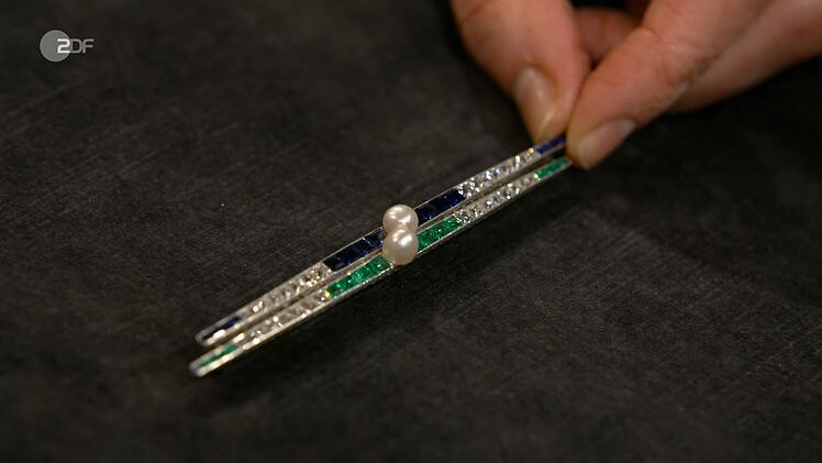 Eine Stabbrosche aus Platin mit Diamanten, Saphiren, Smaragden und Blisterperlen brachte mit 3.000 Euro am Ende sogar den sechsfachen Wunschpreis!