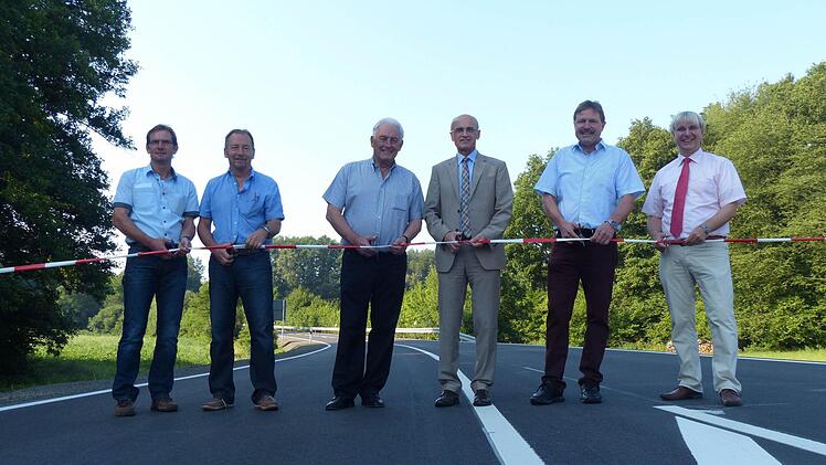 Landrat Wilhelm Schneider (3. von rechts) und die anderen Verantwortlichen gaben die Straße am Freitag frei.