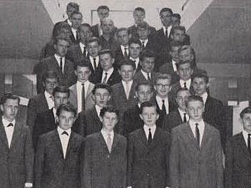 Ordentlich geschniegelt und mit Krawatte präsentierten sich die 34 jungen Männer 1964 für das Abschluss-Klassenfoto im Treppenhaus der damaligen Mittelschule. Repro: Katharina Becht