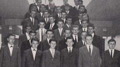 Ordentlich geschniegelt und mit Krawatte präsentierten sich die 34 jungen Männer 1964 für das Abschluss-Klassenfoto im Treppenhaus der damaligen Mittelschule. Repro: Katharina Becht