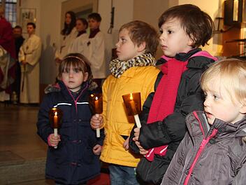 Die Jungen und Mädchen des Kindergarten gestalteten die Feier in der Bartholomäuskirche mit aus. So überreichten sie Weihbischof Herwig Gössl eine Nikolaustüte. Foto: Sonja Adam