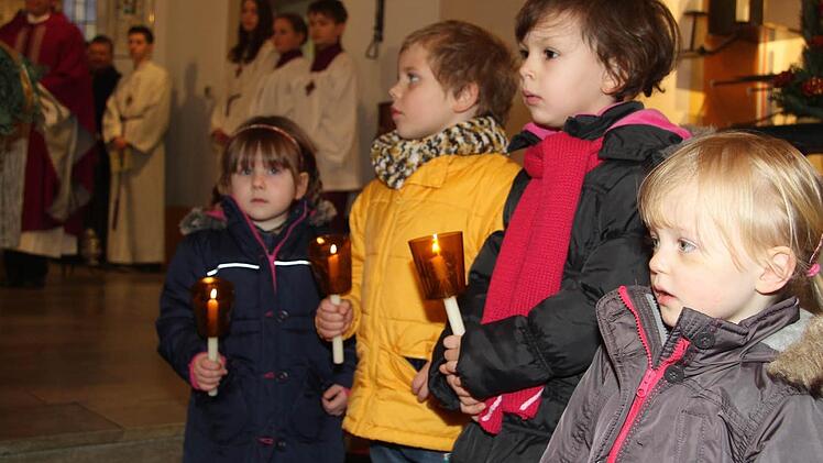 Die Jungen und Mädchen des Kindergarten gestalteten die Feier in der Bartholomäuskirche mit aus. So überreichten sie Weihbischof Herwig Gössl eine Nikolaustüte. Foto: Sonja Adam