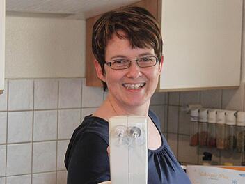 Redakteurin Martina Straub verzichtet auf Fleisch. Damit in den Geburtstagskuchen keine Gelatine kommt, griff sie zum Mixer. So konnte sie nicht nur die Feier, sondern auch das Essen genießen. Foto: Ulrich Straub