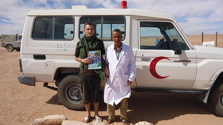 Vereinsmitglied Dirk Schmitt aus Schweinfurt mit einem Arzt. Foto: Reinhard Beichel