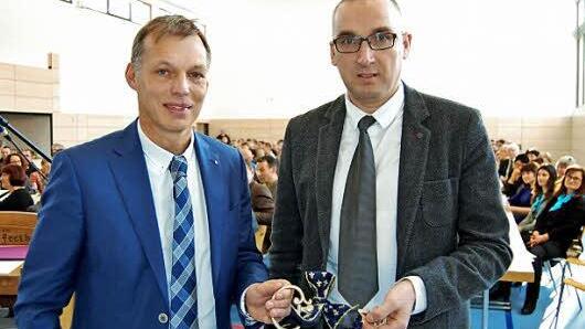 Architekt Stefan Richter (links) überreichte 2. Bürgermeister Andreas Sandwall den symbolischen Schlüssel.