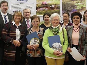 Die Preisträger des Naturschutzwettbewerbs der Raiffeisenbank und der Kreisverbände für Gartenbau Foto: Sylvia Hubele