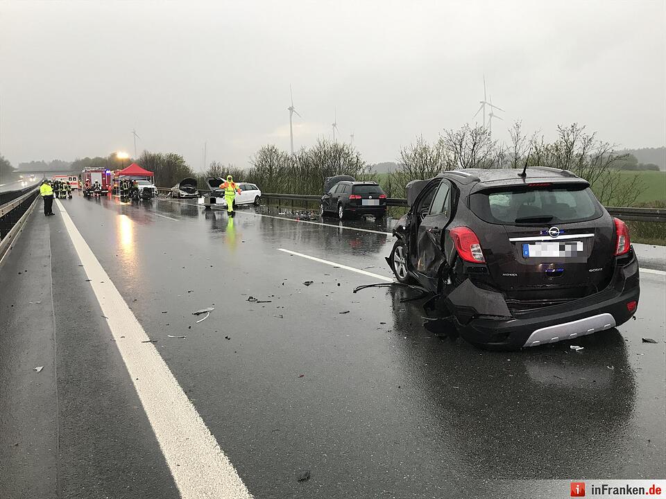Karambolage nach Unwetter: A6 komplett gesperrt - Anzahl Verletzter noch unbekannt, wohl aber keiner schwerer verletzt – Sechs Fahrzeuge und ein Quad beteiligt