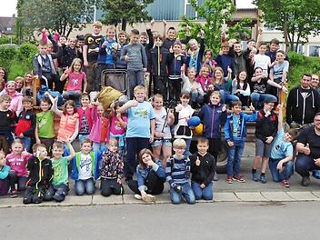 Die fleißigen Sammler von der Weilersbacher Grundschule mit Vertretern des CSU-Ortsverbands Foto: H. Amon