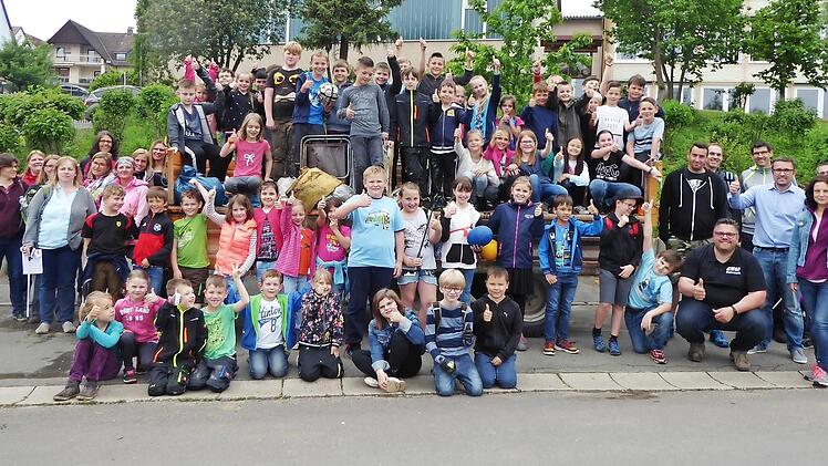Die fleißigen Sammler von der Weilersbacher Grundschule mit Vertretern des CSU-Ortsverbands Foto: H. Amon