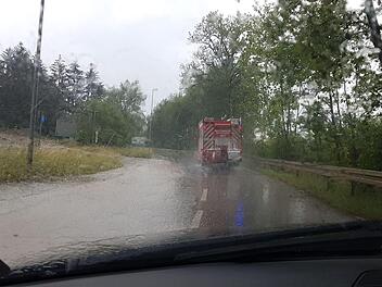 Nach nur wenigen Minuten stand das Wasser am Samstag in Leutershausen im Kreis Ansbach knöchelhoch. Das Ausmaß des Hochwassers und Aussagen der Anwohner sehen Sie im Video.  Foto: NEWS5 / Haag