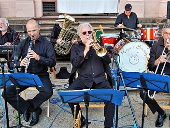 Die Jazzband "Heye's Society" mit (von links) Tino Rossmann (Klavier), Achim Bohlender (Klarinette), als Gast Christoph Wackerbarth (Tuba), Bandleader Toni Ketterle (Trompete), Bandgründer Heye Villechner (Schlagzeug) und Erwin Gregg (Posaune) Foto: Sigismund von Dobschütz