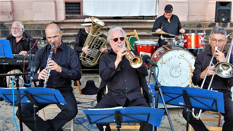 Die Jazzband "Heye's Society" mit (von links) Tino Rossmann (Klavier), Achim Bohlender (Klarinette), als Gast Christoph Wackerbarth (Tuba), Bandleader Toni Ketterle (Trompete), Bandgründer Heye Villechner (Schlagzeug) und Erwin Gregg (Posaune) Foto: Sigismund von Dobschütz